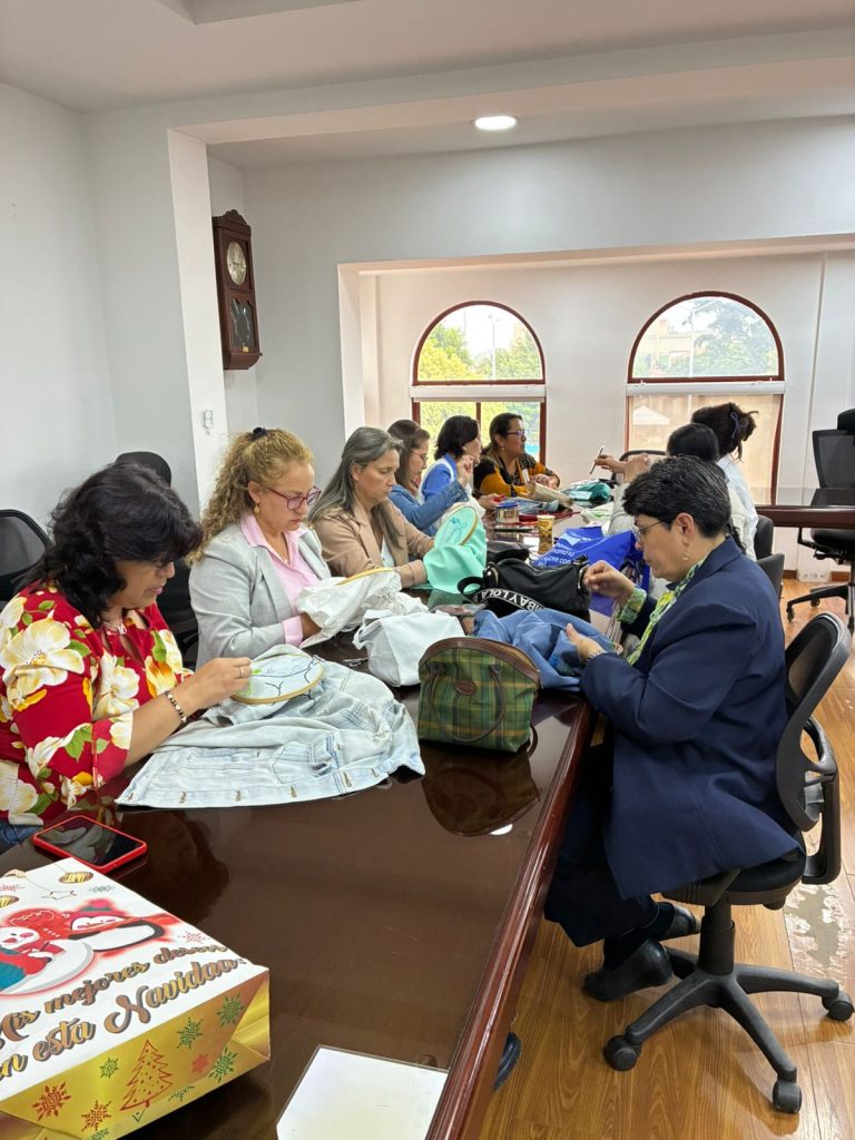 Taller de bordado en tela aporta bienestar a los funcionarios
